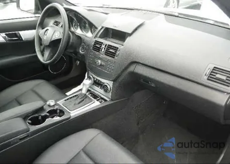 2009 Mercedes-Benz C300 z USA, uszkodzony, nr VIN WDDGF54X29F197576